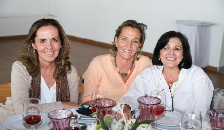  Olga de la Torre, Lucia Gárate y Pilar Soberón.