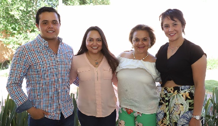  Tita Aguillón con sus hijos Eduardo, Mariana y Melissa Castillo.