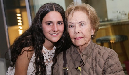  María Emilia Cohen y su abuela Tere Ducoulombier.