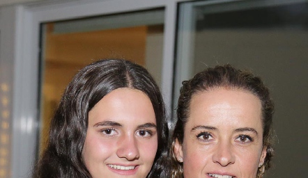  María Emilia Cohen con su mamá Fernanda García.