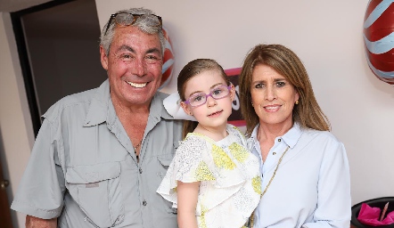  Andrea con sus abuelos Ángel Fernández y Pupy Foyo.