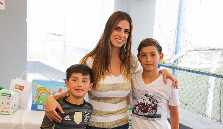  Sandra Castanedo con sus hijos.