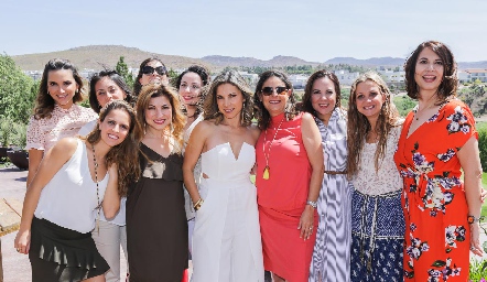  Mayra Ortega con sus amigas.