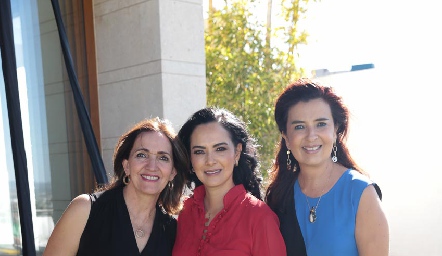  Mónica Alcalde, Carla Ruiz y Rosy de Hernández.