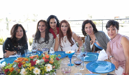  Carla Ruiz con sus amigas.