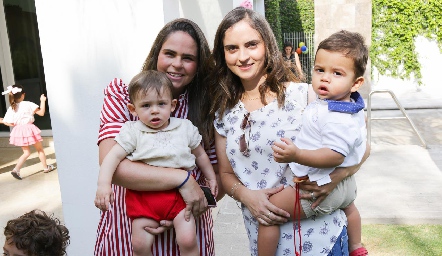  Marianne Velasco y Ana Isabel Navarro con sus bebés.