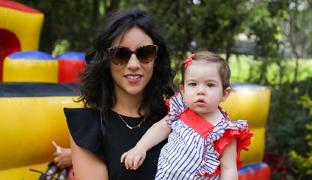  Irasema Abud con su hija Camila.