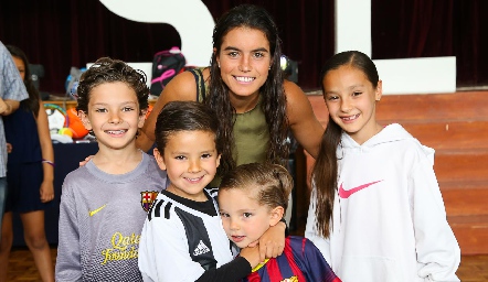  La destacada tenista potosina Sofía Sánchez con los participantes del Torneo Infantil y Juvenil.