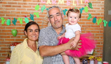  Carmen Zapata y Enrique Berrueta con su nieta Carmelita.