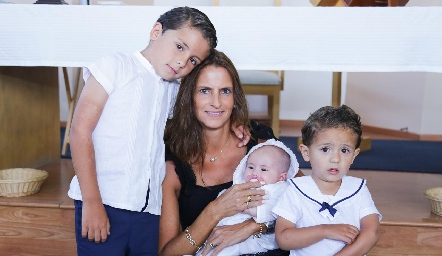  Marcela Gómez con sus nietos, Jorge, Daniela y Marcelo.