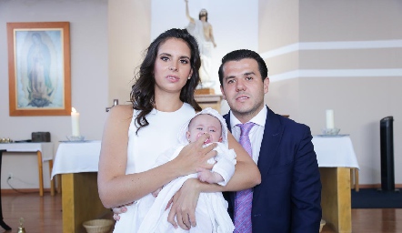  Daniela con sus papás Daniela de la Fuente de Torres y Jorge Torres.