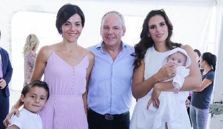  Jorge Torres, Goldaracena, Beto y Daniela de la Fuente con Daniela.