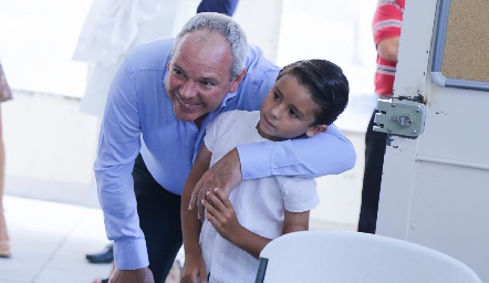  Humberto de la Fuente con su nieto Jorge.