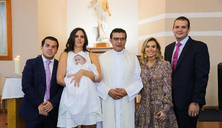  Daniela con sus papás, padrinos y el Padre Chava.