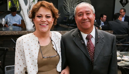  La mamá de la novia Laura Torres de Foyo y el papá del novio José Luis Martínez.