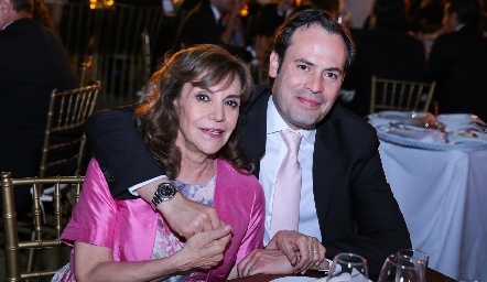  Clara Luz Portales y su hijo Jorge Barrera.