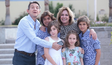  Francisco y Ana María Ibarra con sus nietos, Patricio, Triana, Macarena y Marcelo.