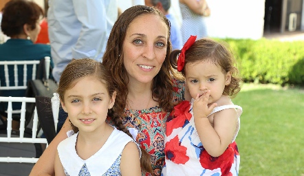 Mane Díaz de Léon con sus hijas.
