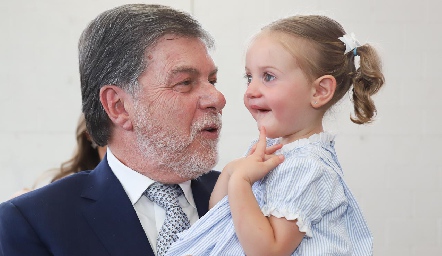 Juan Carlos Valladares con su nieta Inés.