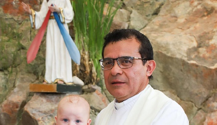  Alejandro Valladares con el padre Chava.
