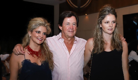 Carlos López con sus hijas Lu y María José.
