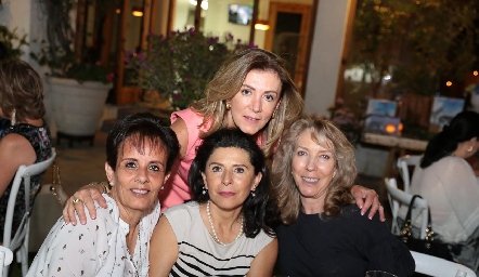  Ana Meade con sus amigas.