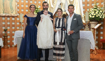  Sylvana con sus papás Silvia Lárraga y Omar Ortega y sus padrinos padrinos Mariana Gutiérrez y César Álvarez.