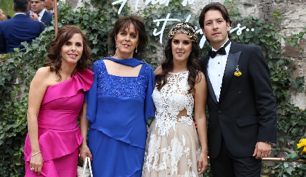  Claudia Castro, María Eugenia Martínez, Claudia Antunes y Mauricio Dibildox.