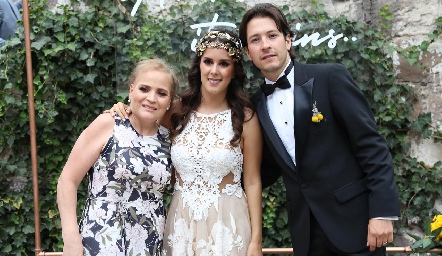  Karla Dorador, Claudia Antunes y Mauricio Dibildox.
