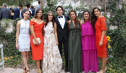  Claudia Antunes y Mauricio Dibildox con sus amigas.