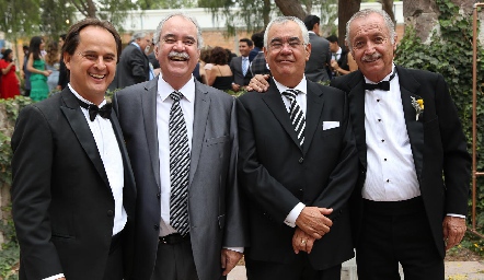  Los papás de los novios con sus amigos.