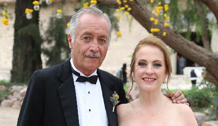  Carlos Dibildox y Rocío Gómez de Dibildox, papás del novio.