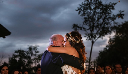  Xavier Castro con su nieta Claudia  .