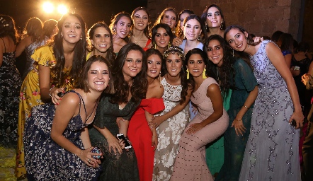  Claudia Antunes con sus amigas.