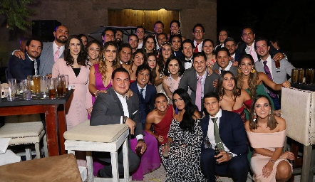  Los novios con sus amigos.