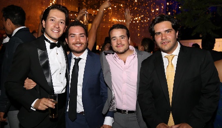  Mauricio con sus amigos.