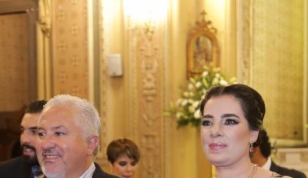  Guillermo Báez y Beatriz Canseco, padres de la novia.