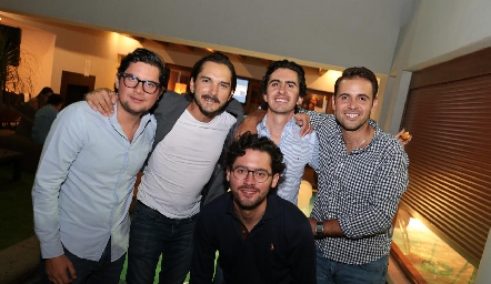 Memo con sus amigos.