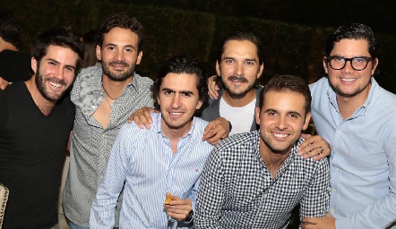  Festejando entre amigos.