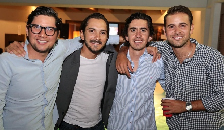  Memo Gómez con sus amigos.