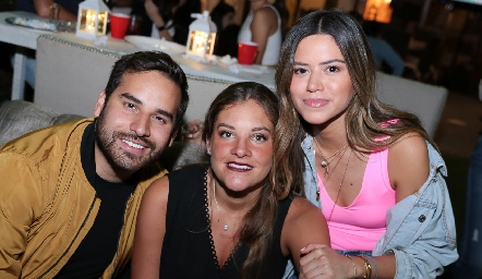  Jaime Alvarado, Beatriz Hernández y Ale Castañón.