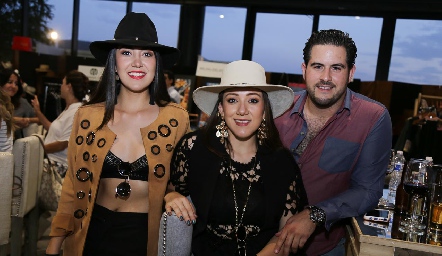  Natalia Brugal, Gaby Brugal y Ricardo Narváez.