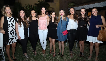  Isa acompañada de sus mejores amigas.