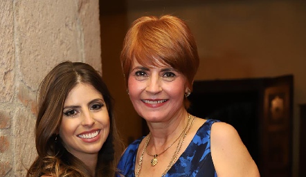  Isa Garza con su mamá Isa Cabrera.