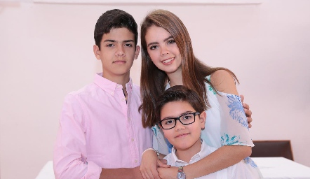  Diego con sus hermanos, David y Paulina Regil.