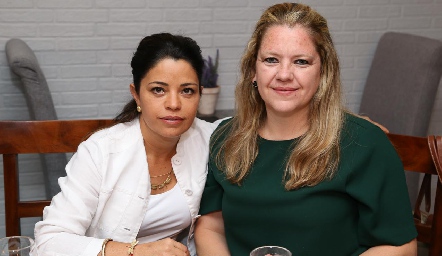 Marylupe Córdova de Aguillón y Lorena Martínez de Bedolla.