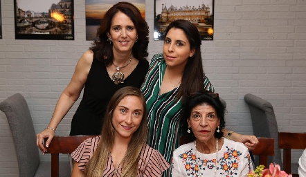  Carolina César, Carolina Iga, Montserrat Estak y María Elizabeth Iga.