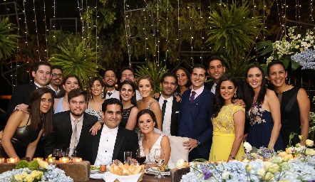  Rodrigo Poumian y Ana Paty Meade con los hermanos y primos del novio.
