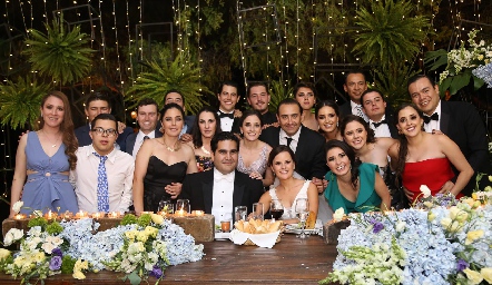  Rodrigo Poumian y Ana Paty Meade con los hermanos y primos de la novia.