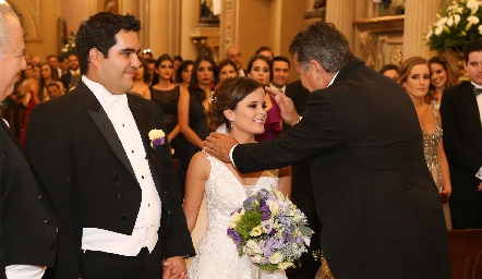  Rodrigo Poumian y Ana Paty Meade recibiendo la bendición de José Alberto Meade.